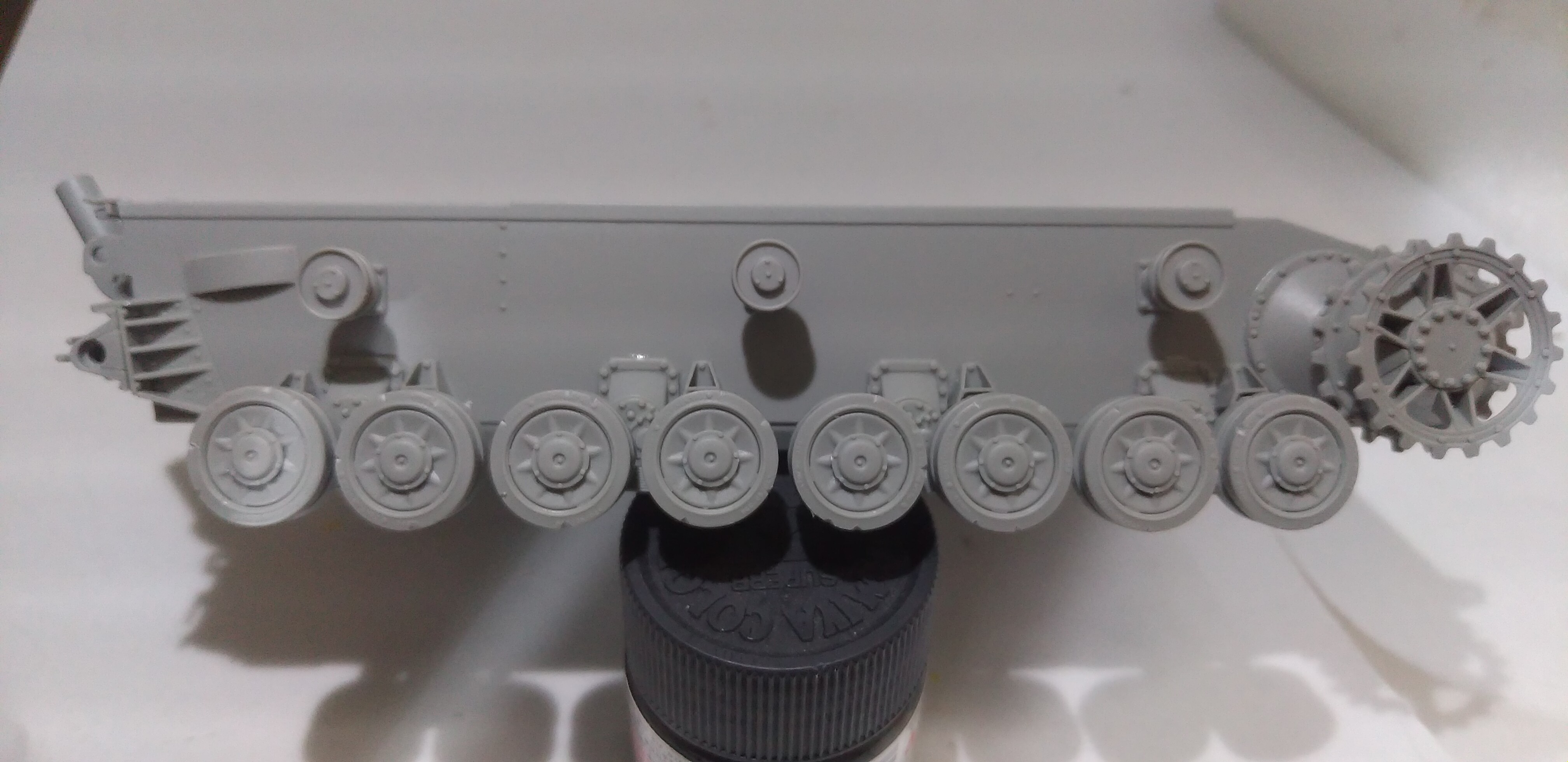 初心者向け】接着式連結キャタピラの組み立て方① | プラモ雑記