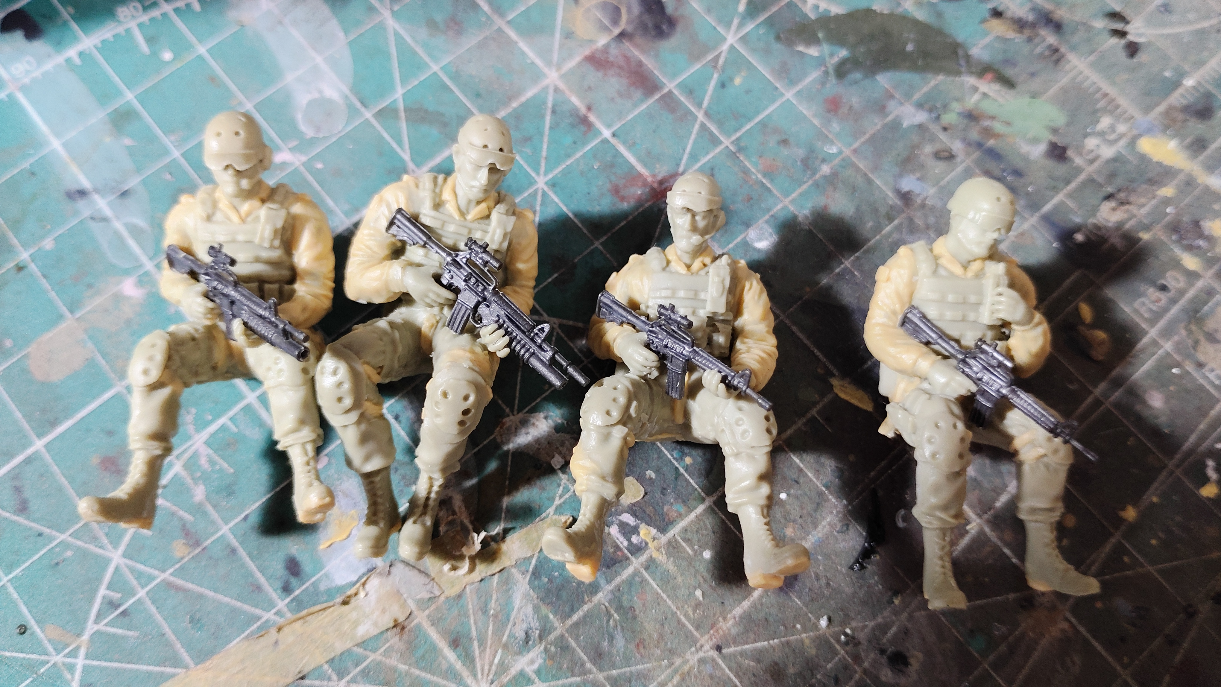 1/35AH-6J/MH-6Jミリタリーフィギュア 搭乗兵9体付き Amazon | キティホークモデル(Kitty Hawk Model) 1/35 AH-6J/MH-6J